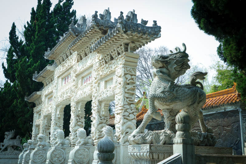 石狮守护的古老牌坊图片