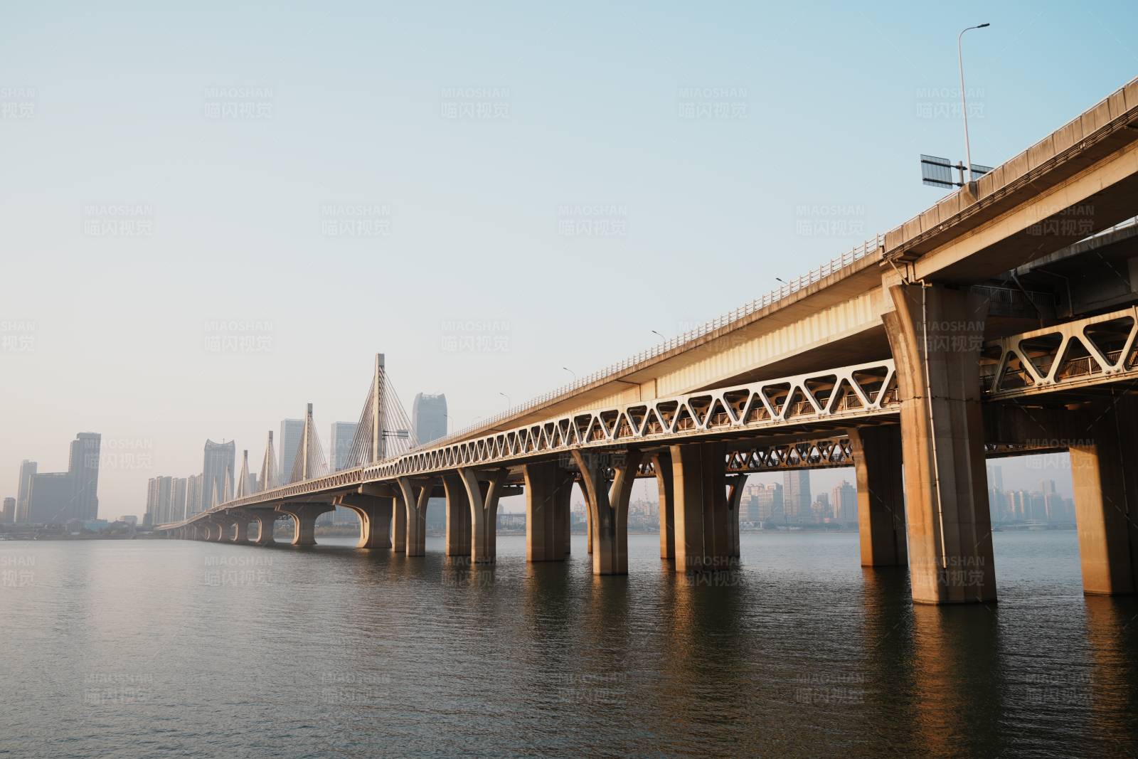 朝阳大桥横跨赣江江面图片