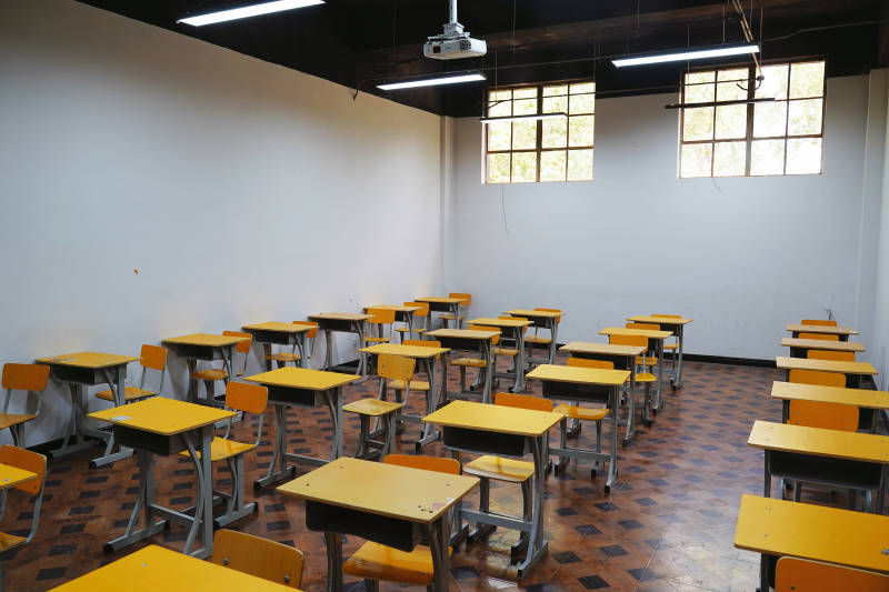 空教室 黄色桌椅图片