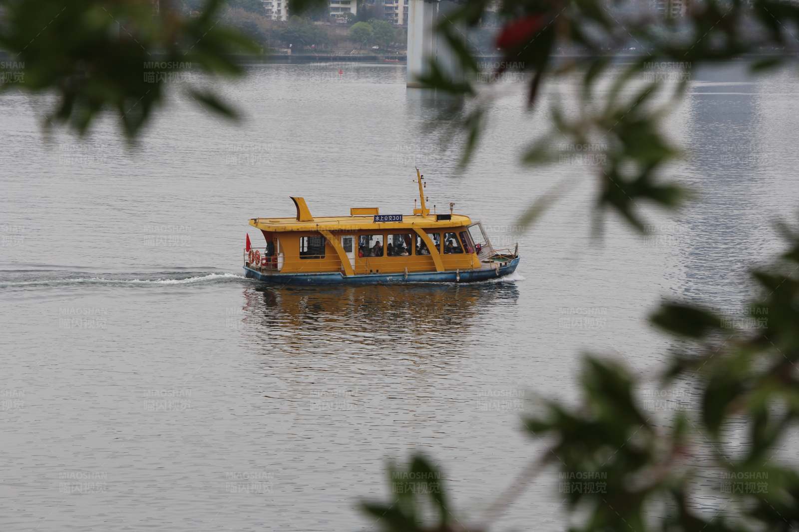 湖中游船图片