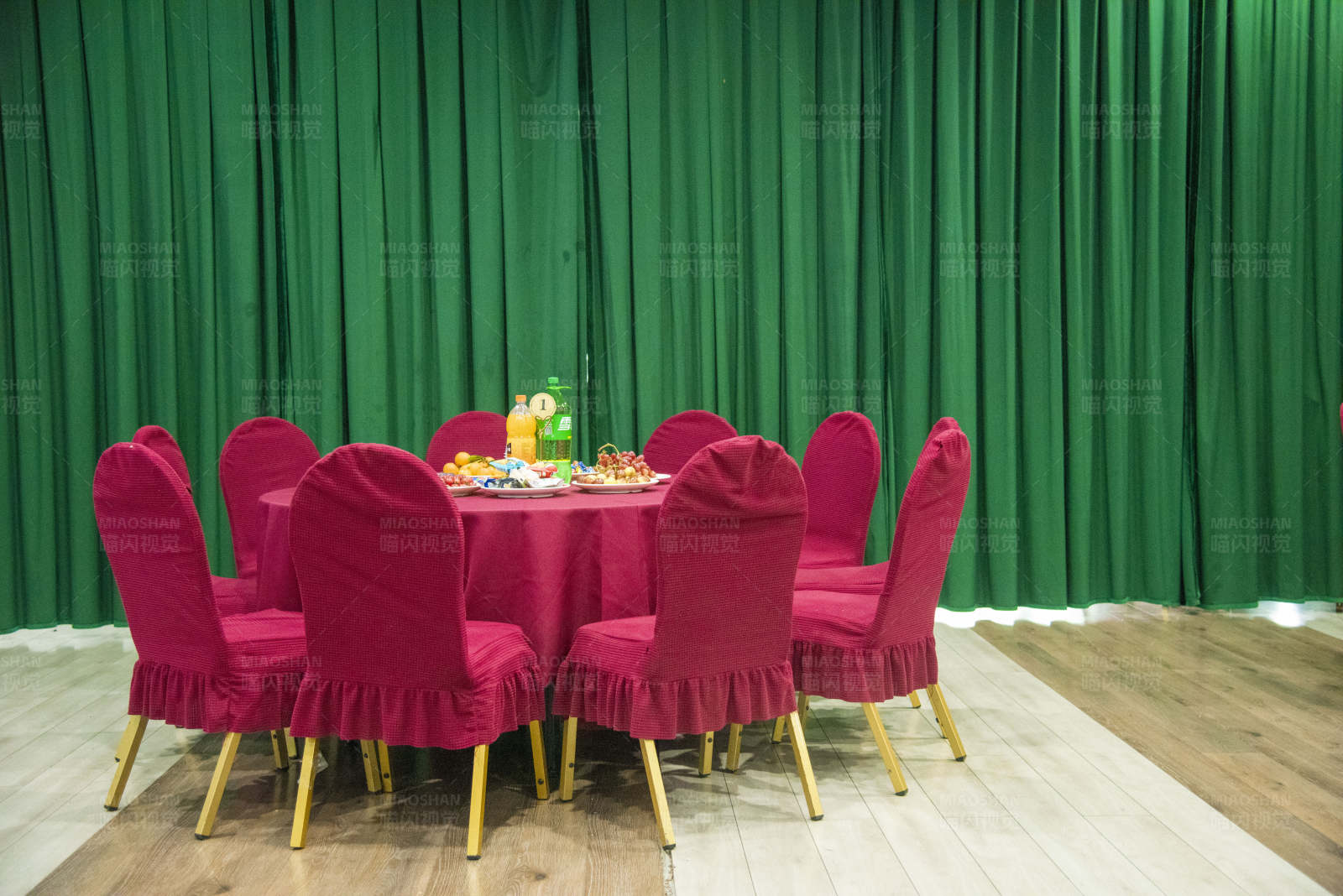 宴会厅红色桌椅与绿色背景图片