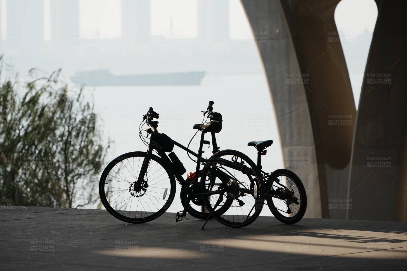 河畔静候的自行车图片