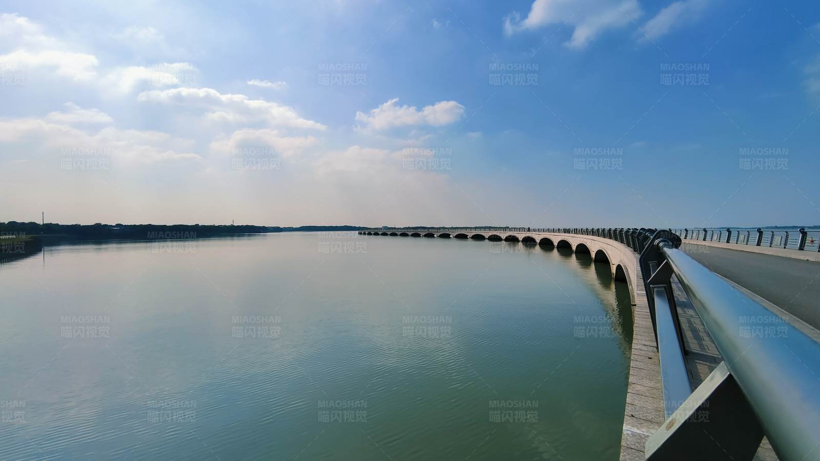 湖上长桥映蓝天图片