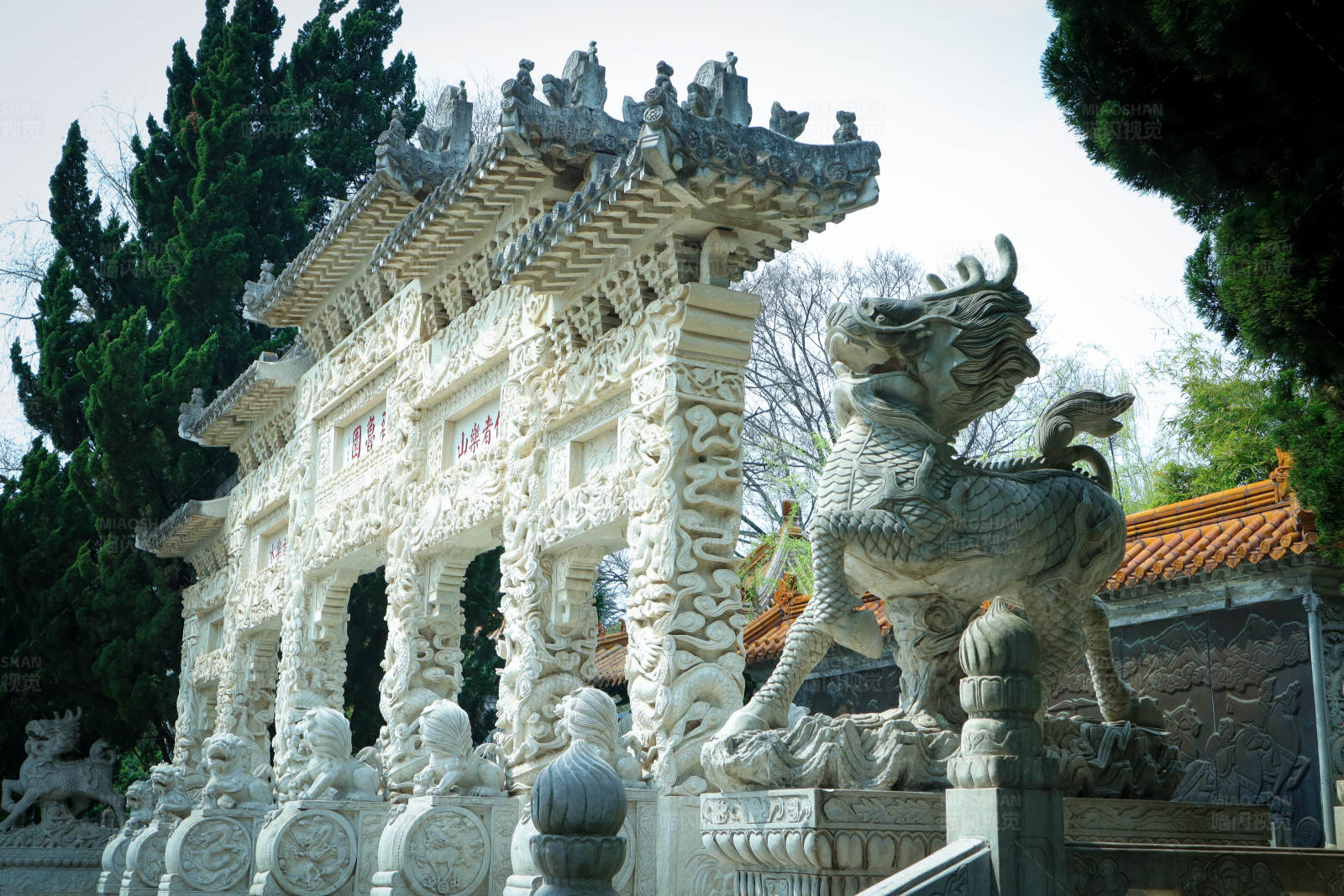 石狮守护的古老牌坊图片