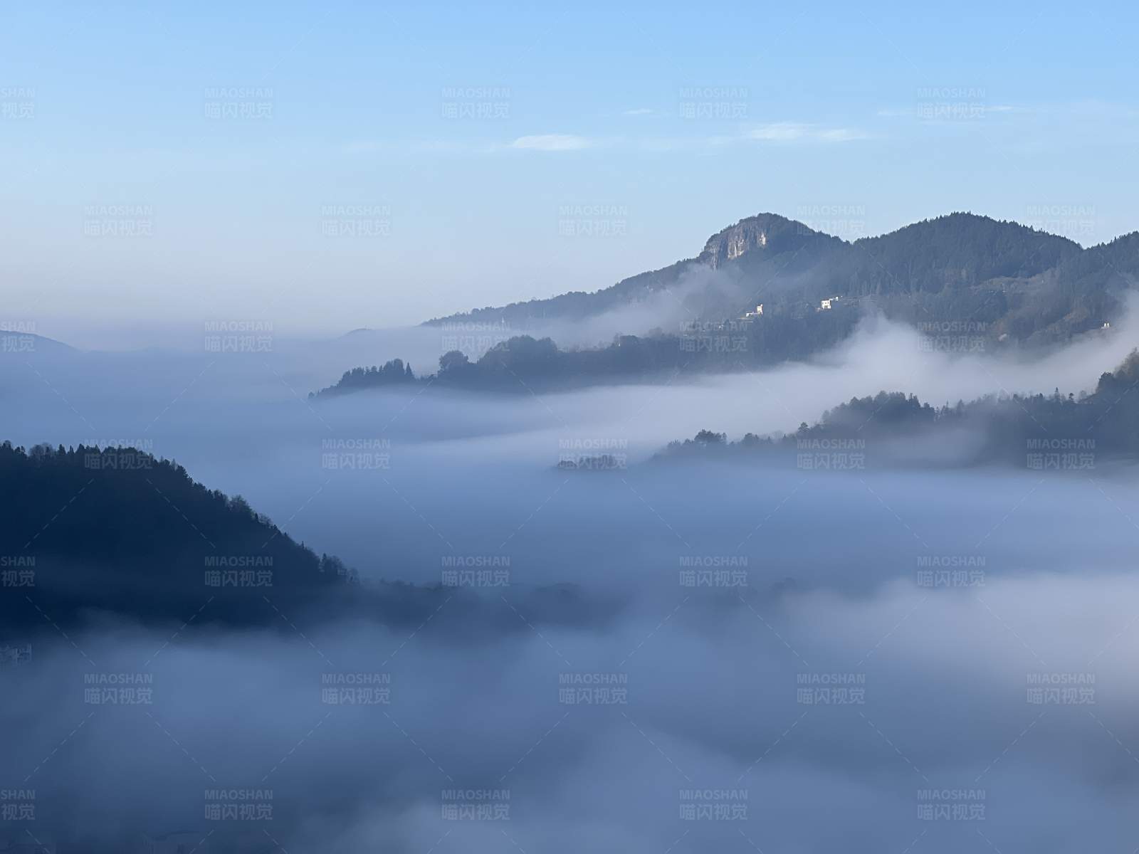 云雾缭绕的山谷图片