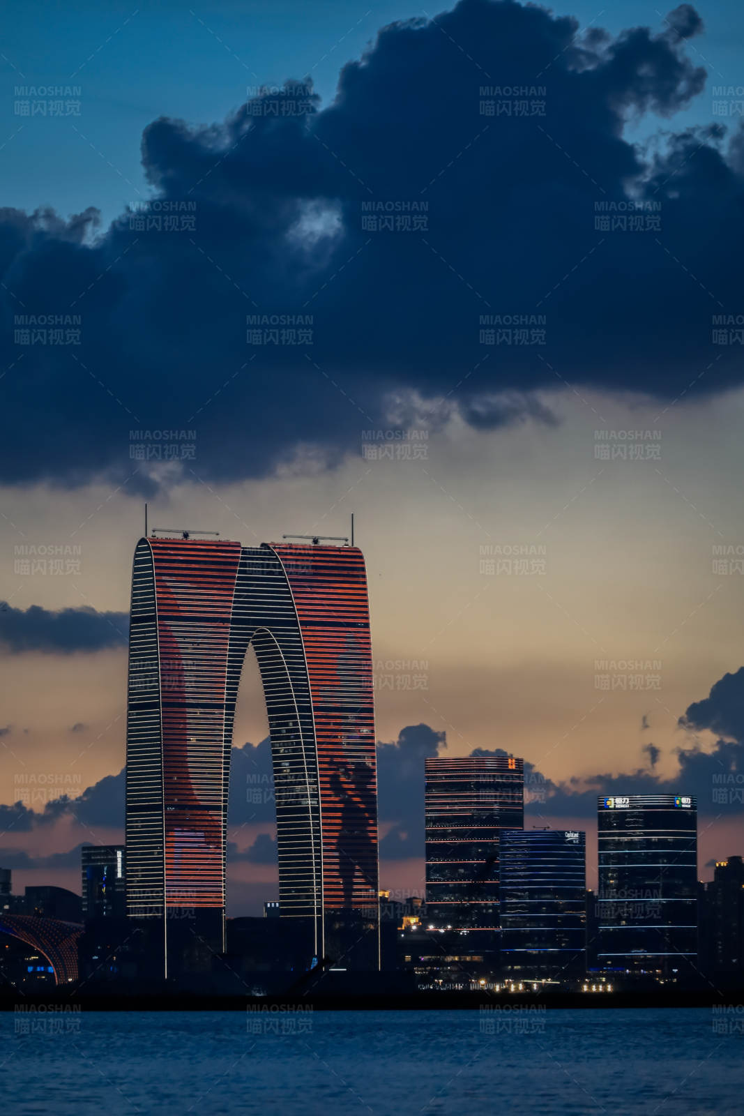 城市天际线夜景图片