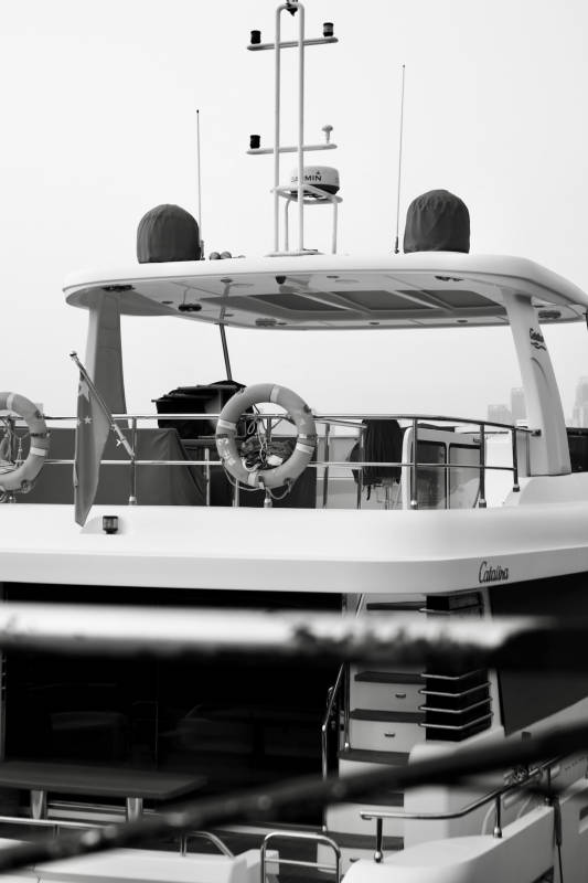 游艇甲板上的救生圈图片