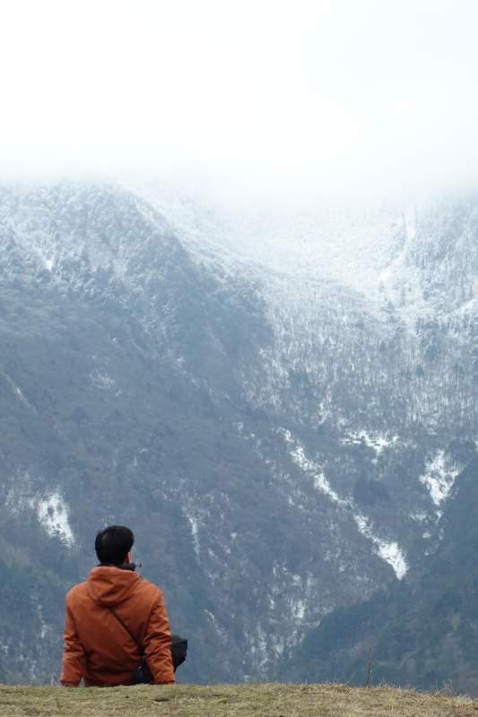 独坐山巅观雪景图片