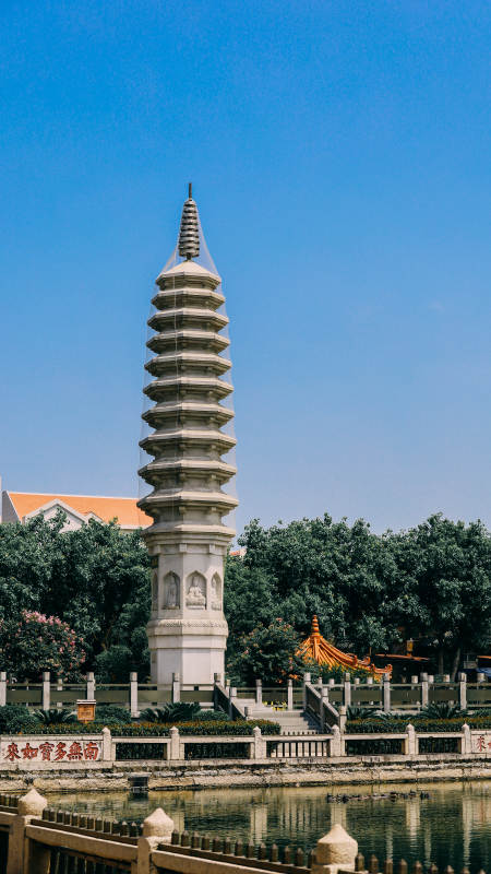 古塔映水蓝天图片