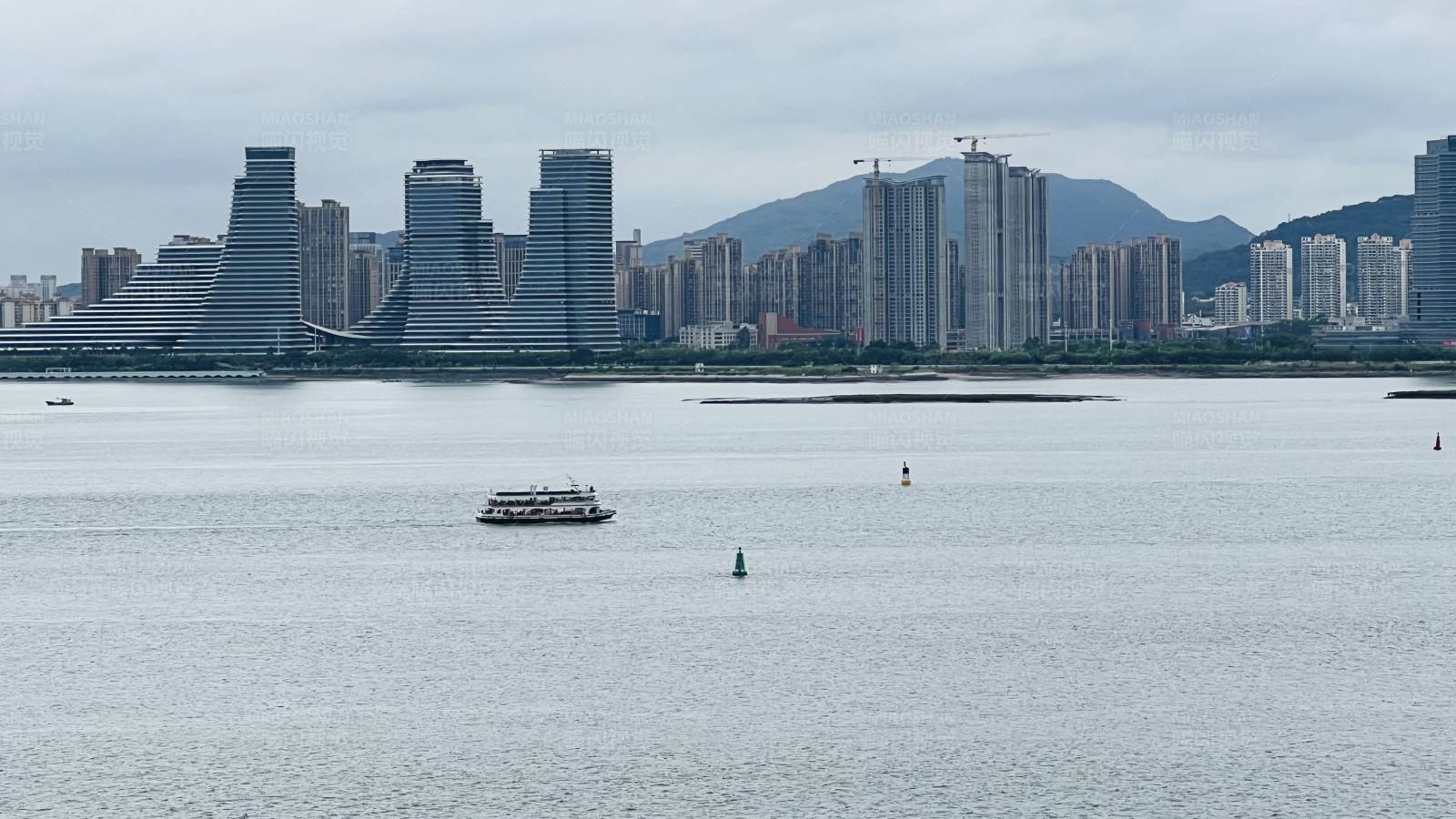 城市天际线与水上船只图片