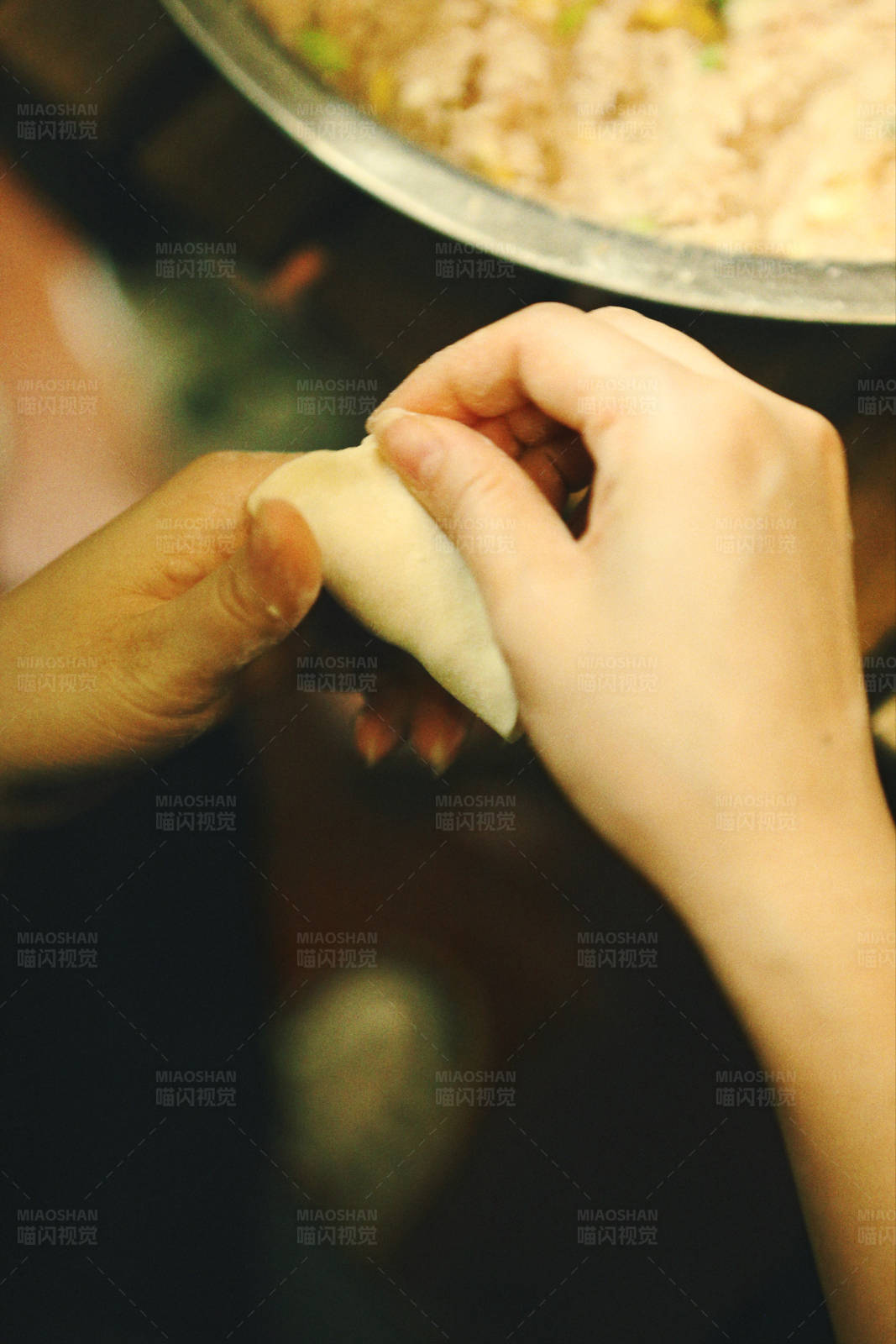 手工饺子制作中图片
