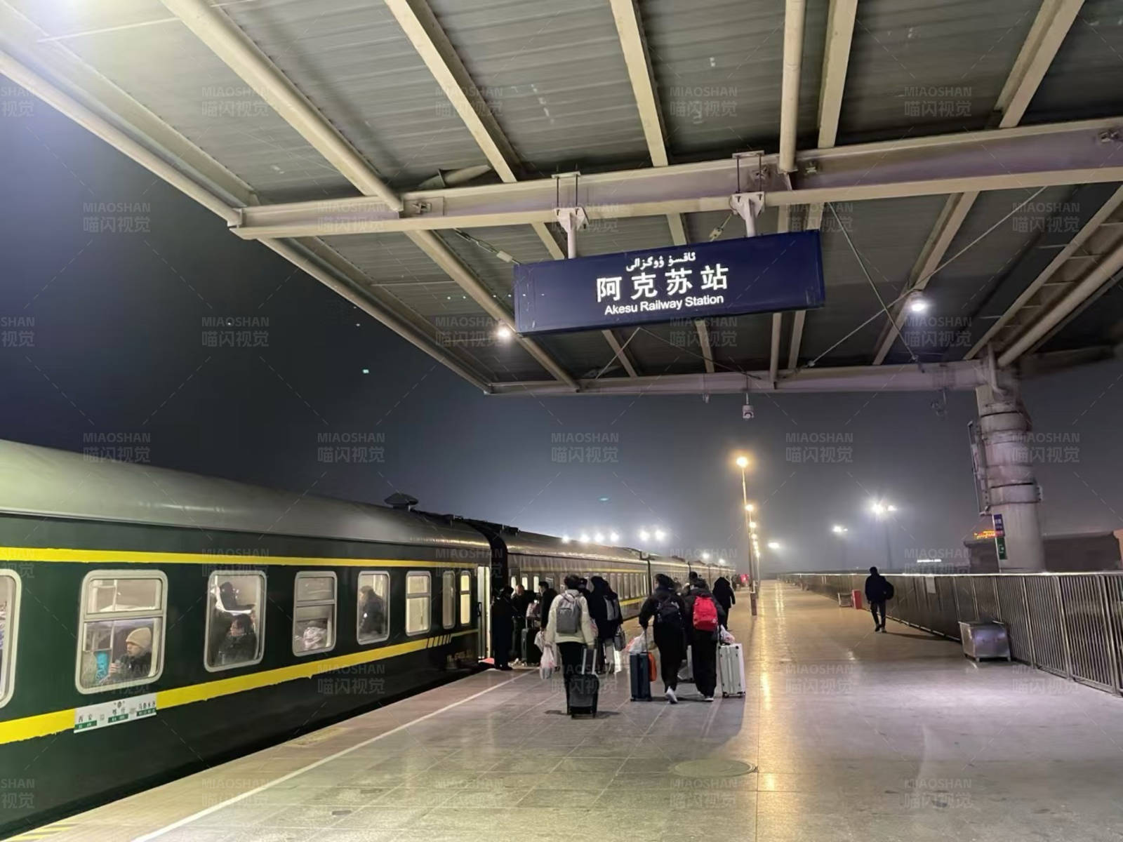 阿克苏站夜景图片