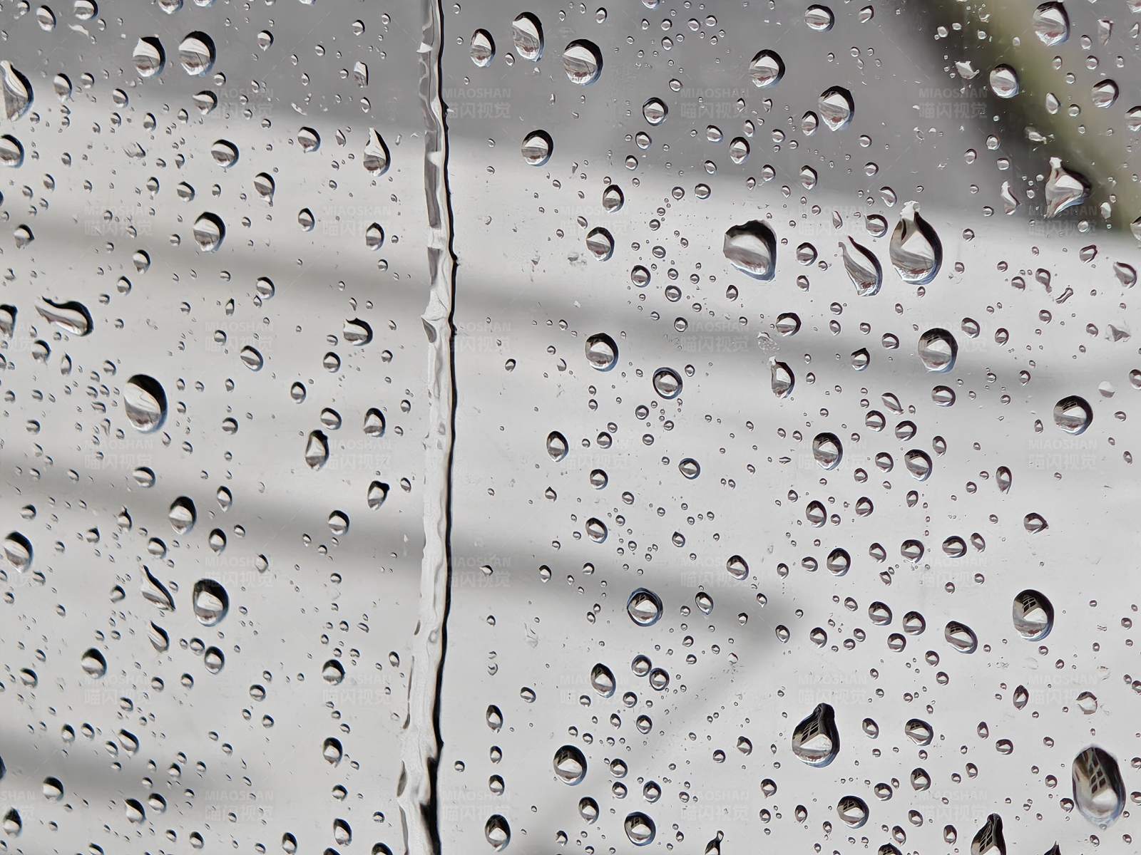 雨滴窗影图片