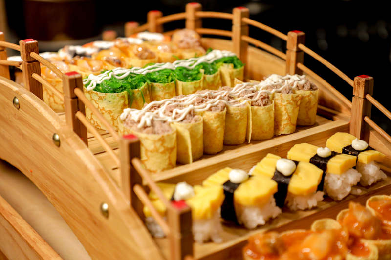 寿司船上的美味佳肴图片