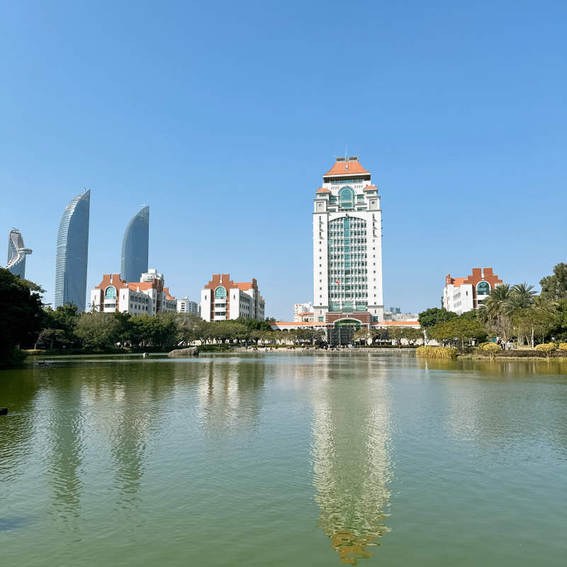 城市湖景与现代建筑图片