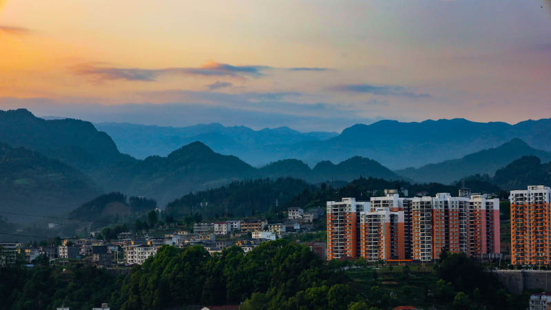 夕阳下的山城风光图片