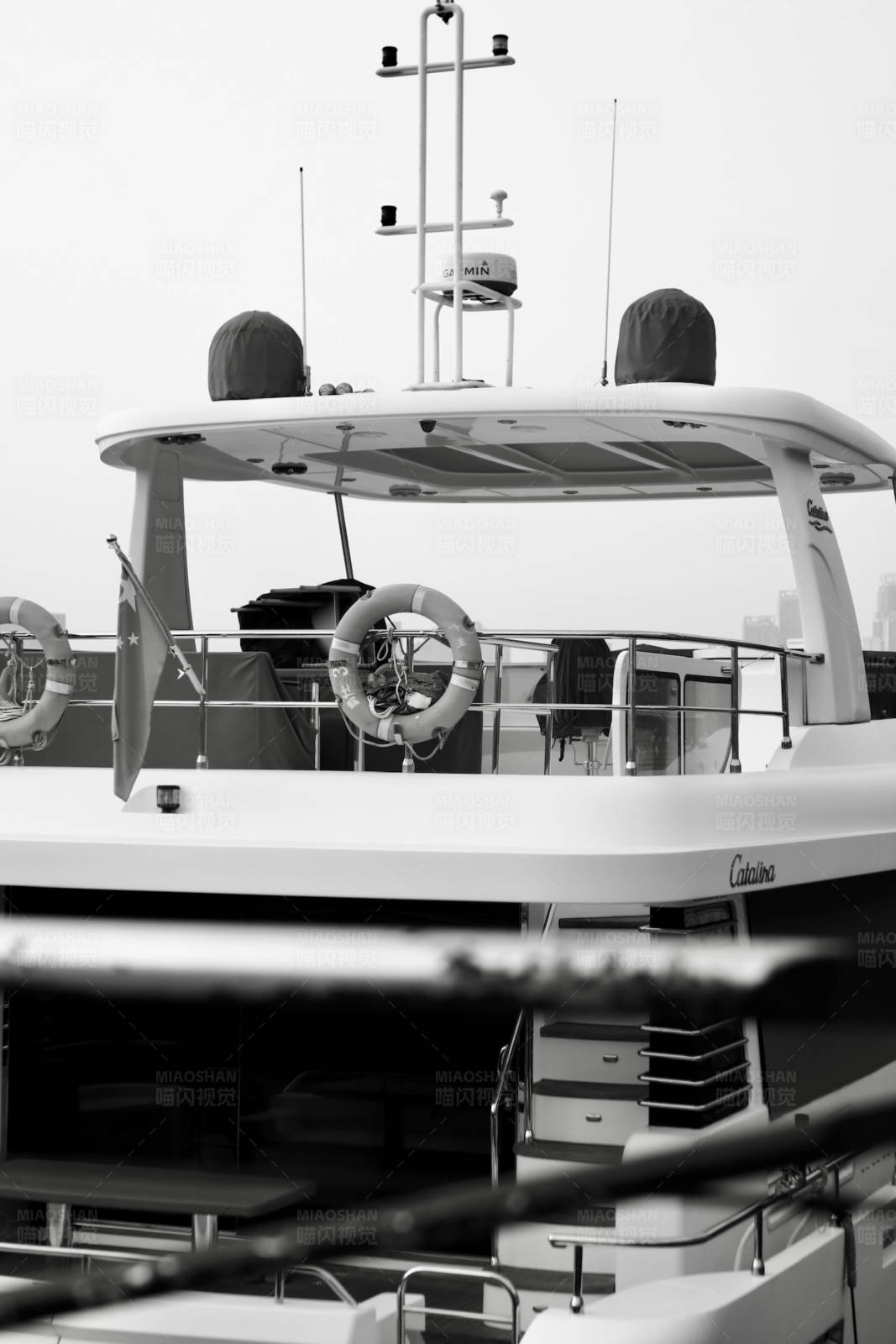 游艇甲板上的救生圈图片