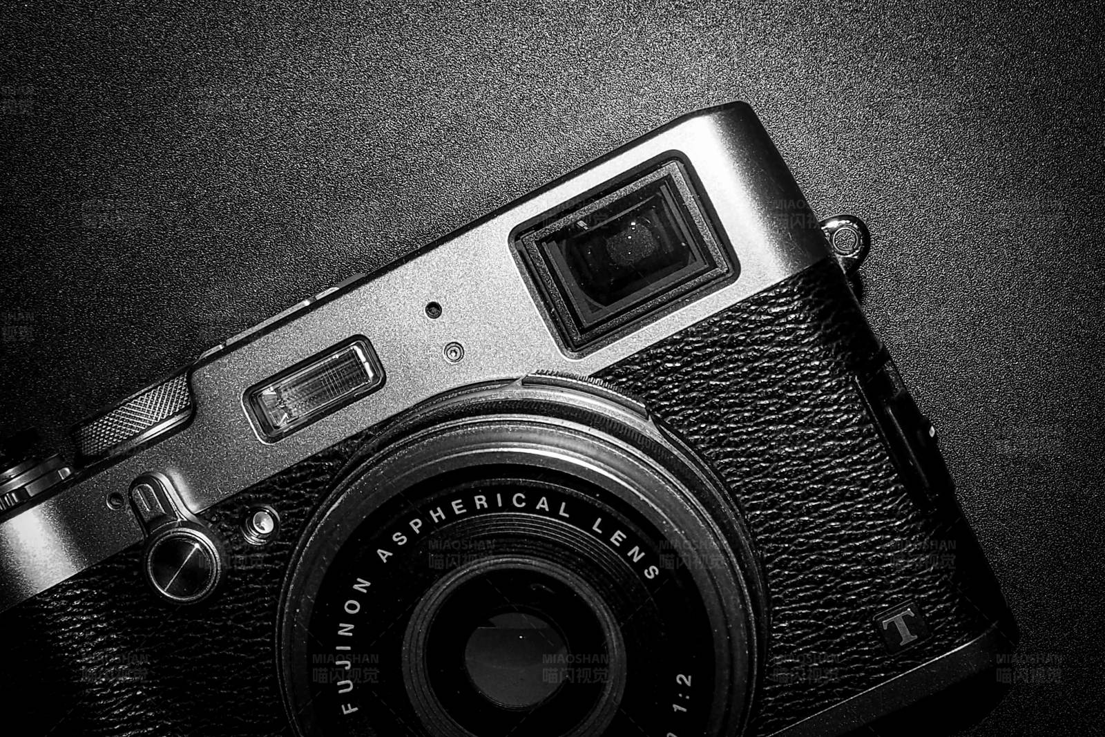 经典相机的黑白特写图片