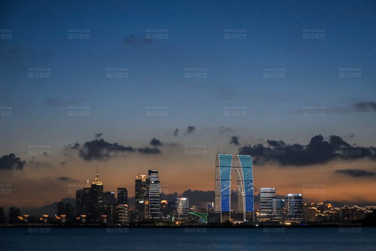 城市黄昏天际线图片