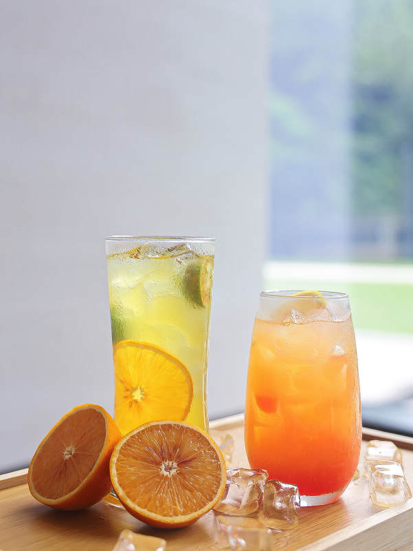 冰镇橙汁与柠檬水图片