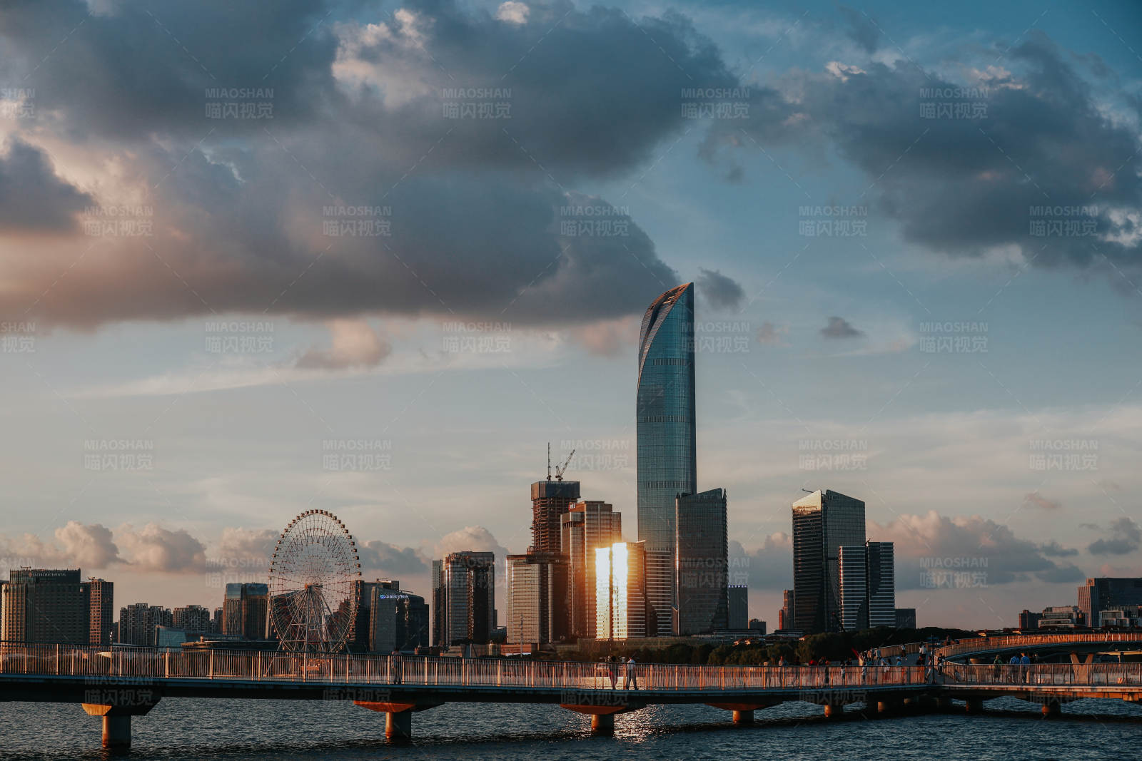 夕阳下的城市天际线图片