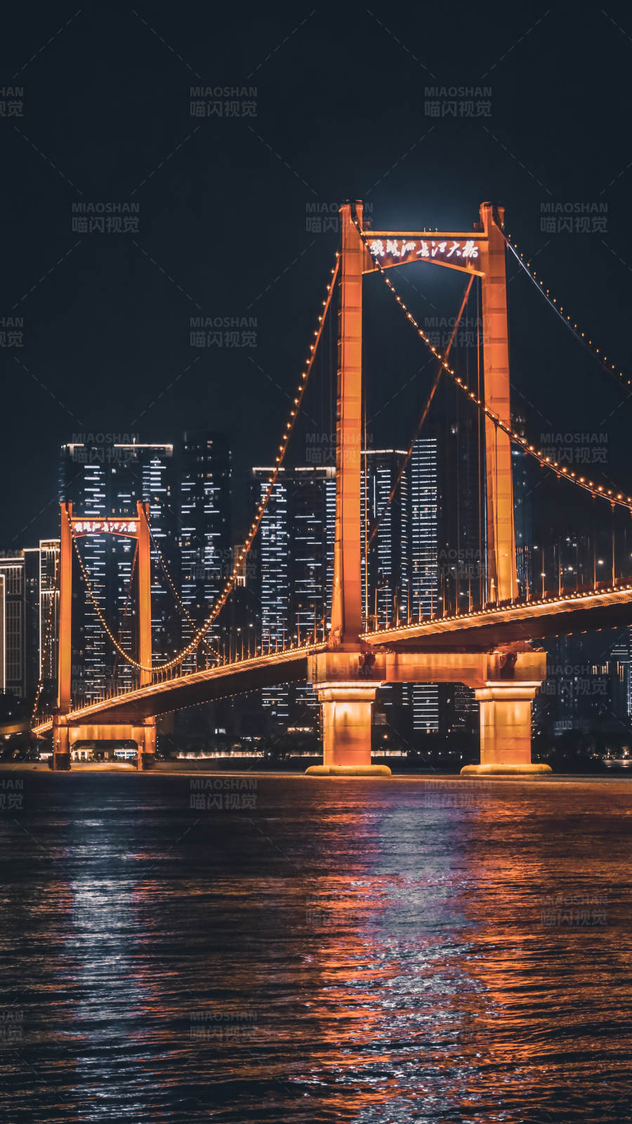 夜色中的城市桥梁图片