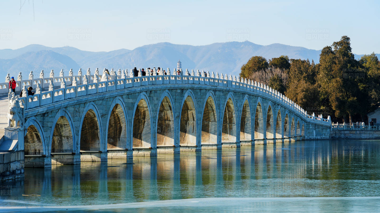 十七孔桥映湖光图片