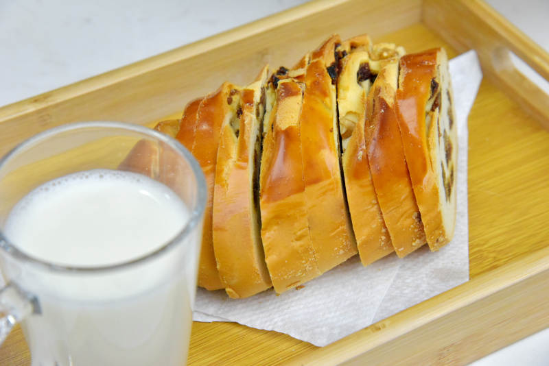 牛奶与葡萄干列巴面包图片