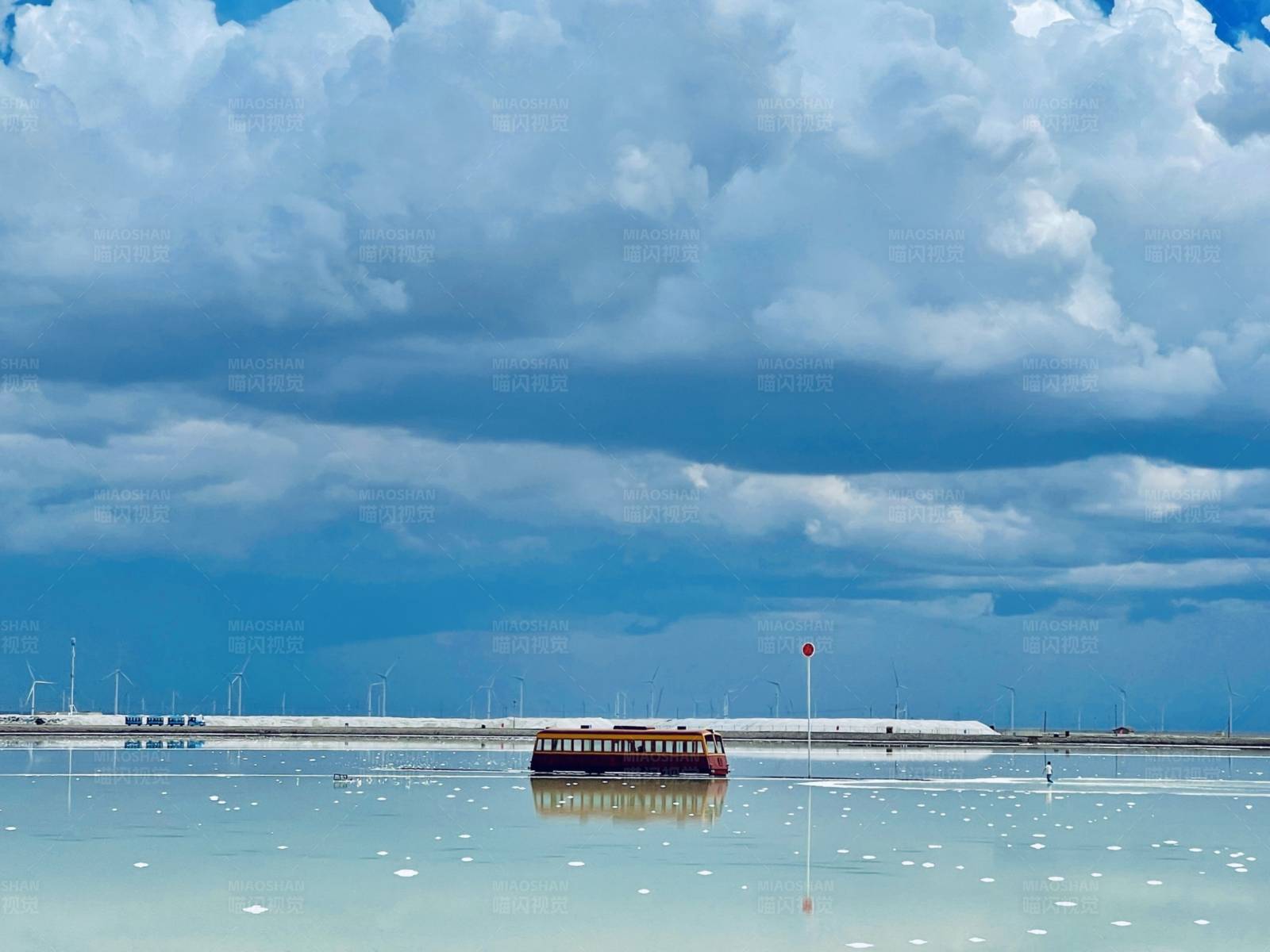 湖上孤舟 云天一色图片