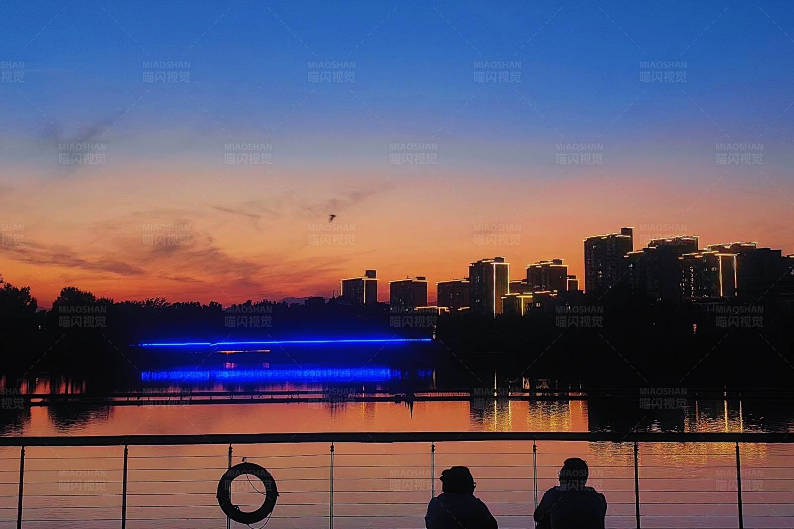 夕阳下的城市剪影图片