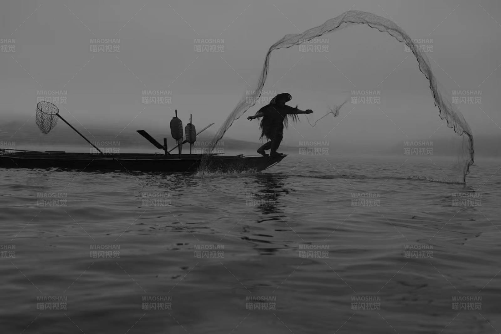 湖上撒网捕鱼图片