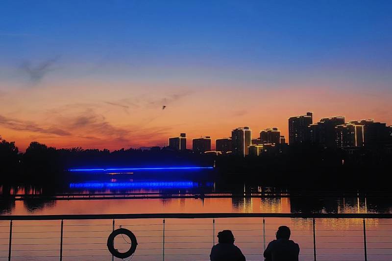 夕阳下的城市剪影图片