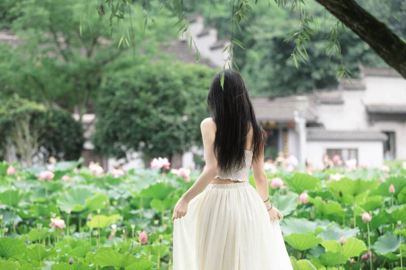 莲池边的白色长裙女孩图片