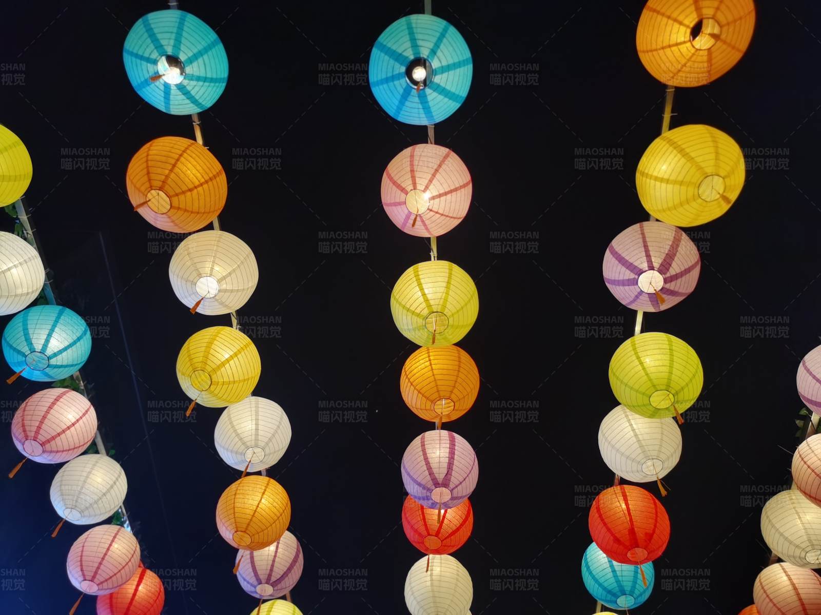 彩色灯笼串图片