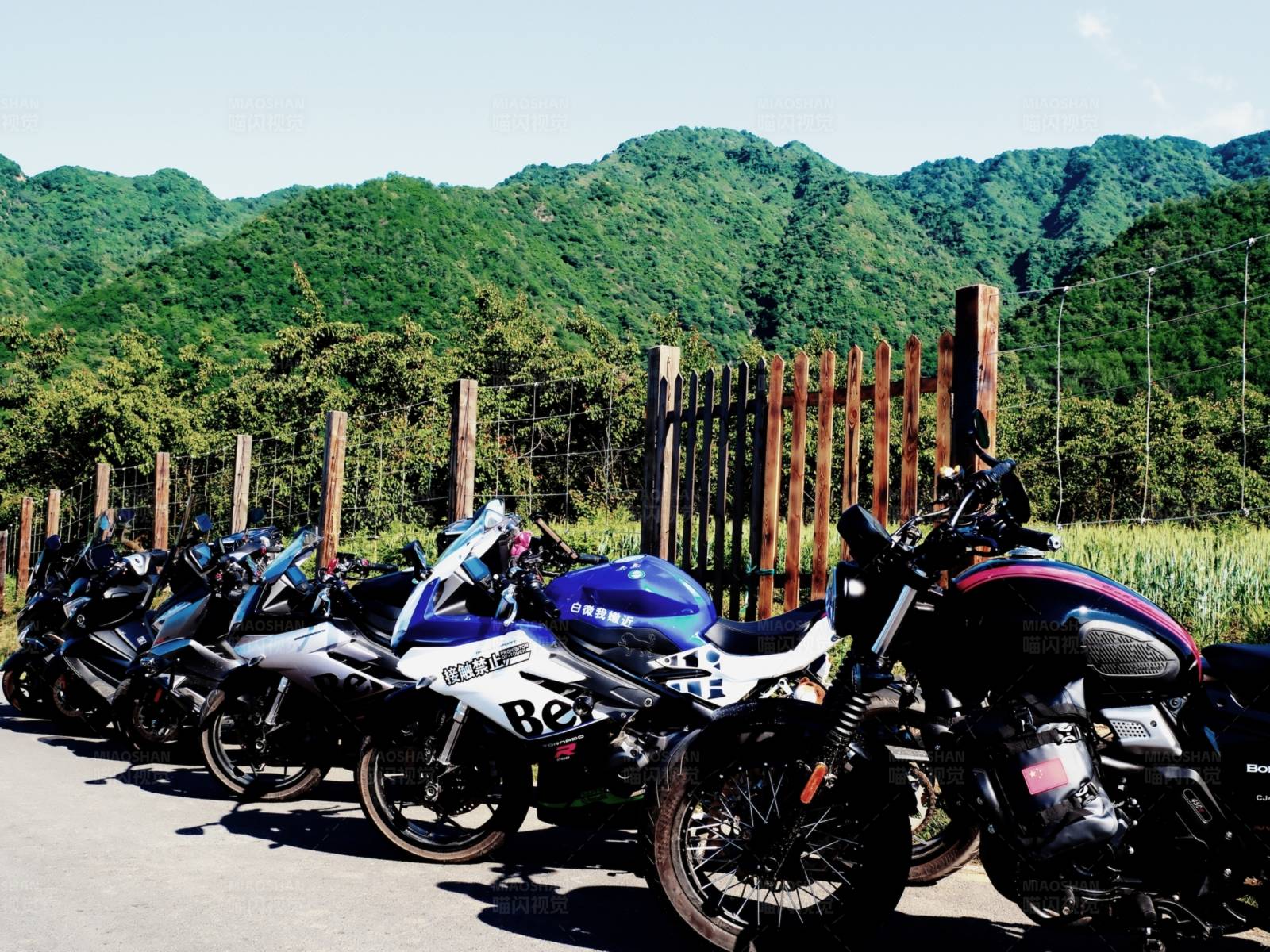 山地摩托车队休憩图片