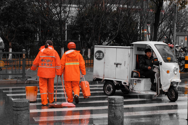 雨中橙色身影 守护城市图片