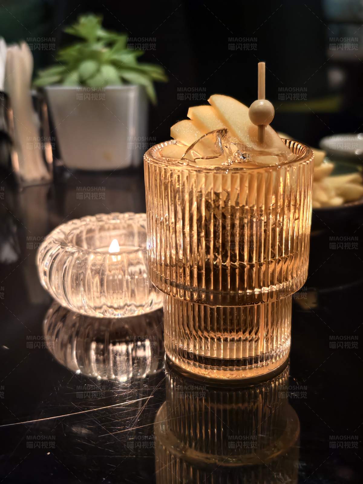 琥珀色鸡尾酒与烛光图片