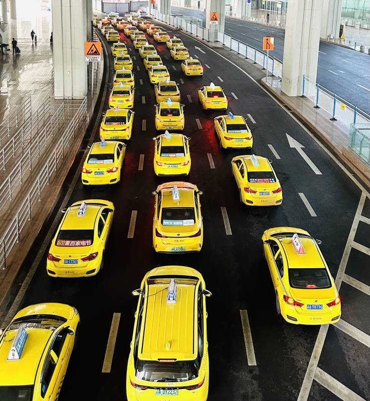 黄色出租车车队图片