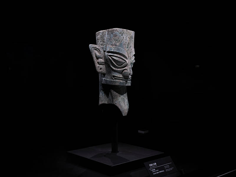神秘青铜面具展示图片