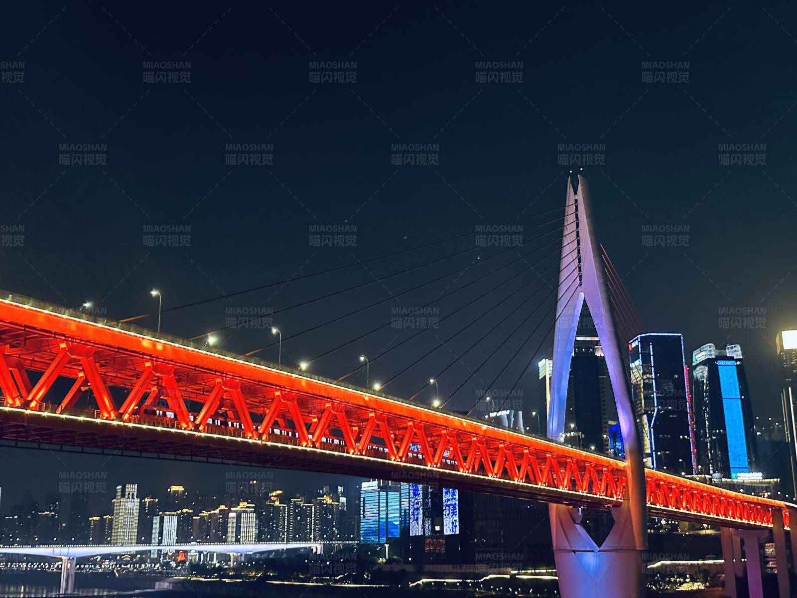 夜色中的城市桥梁图片