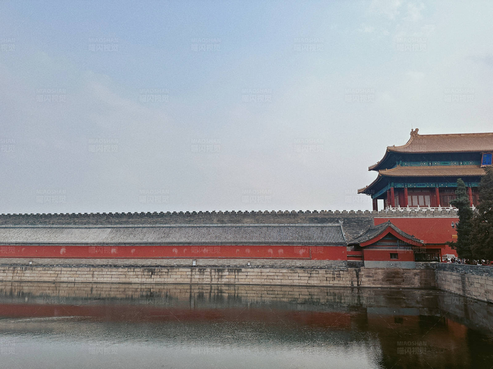 故宫墙外的宁静湖景图片