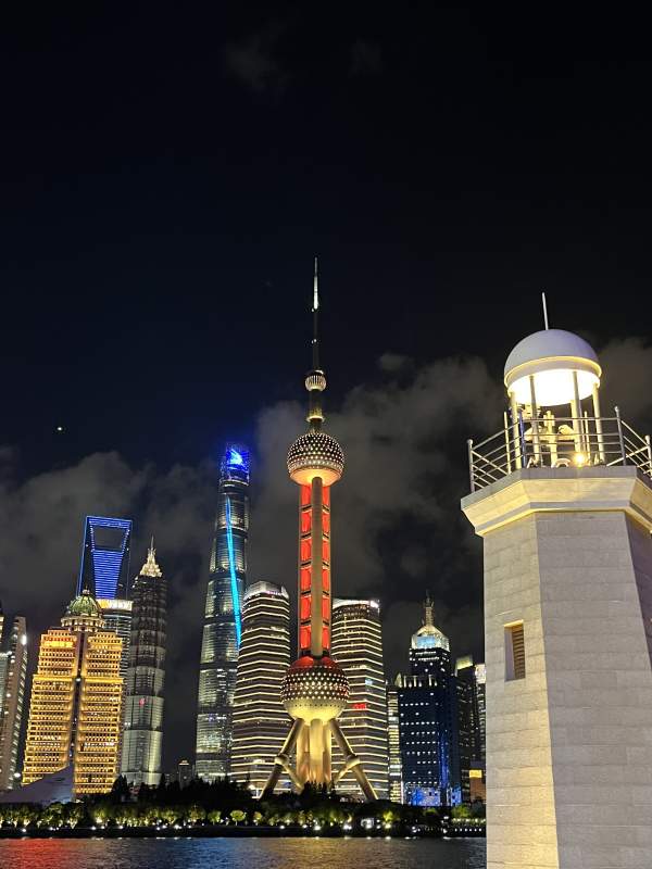 上海夜景与灯塔图片