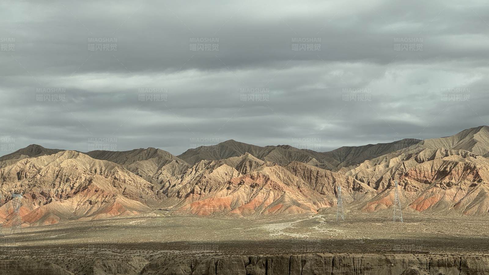 丹霞地貌与云层图片