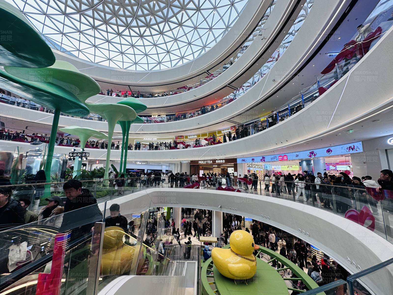 购物中心的繁忙景象图片