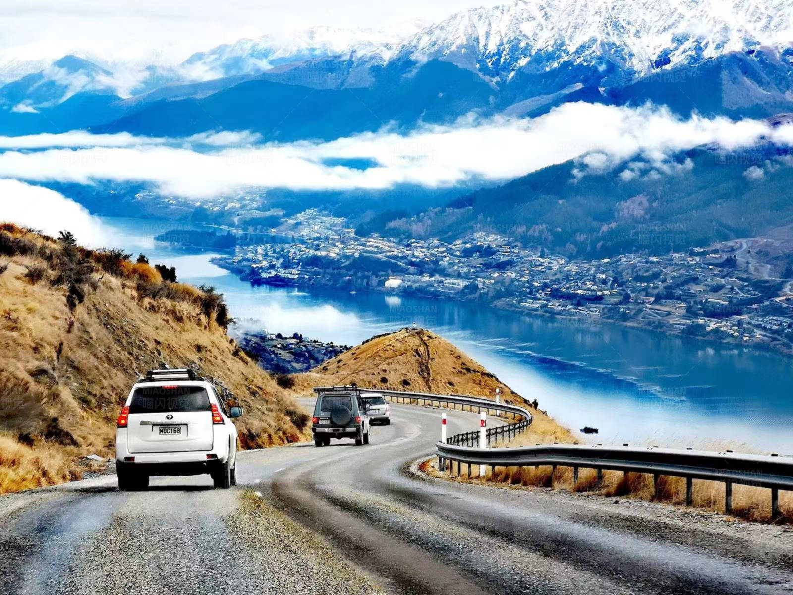雪山下的马路和湖水图片