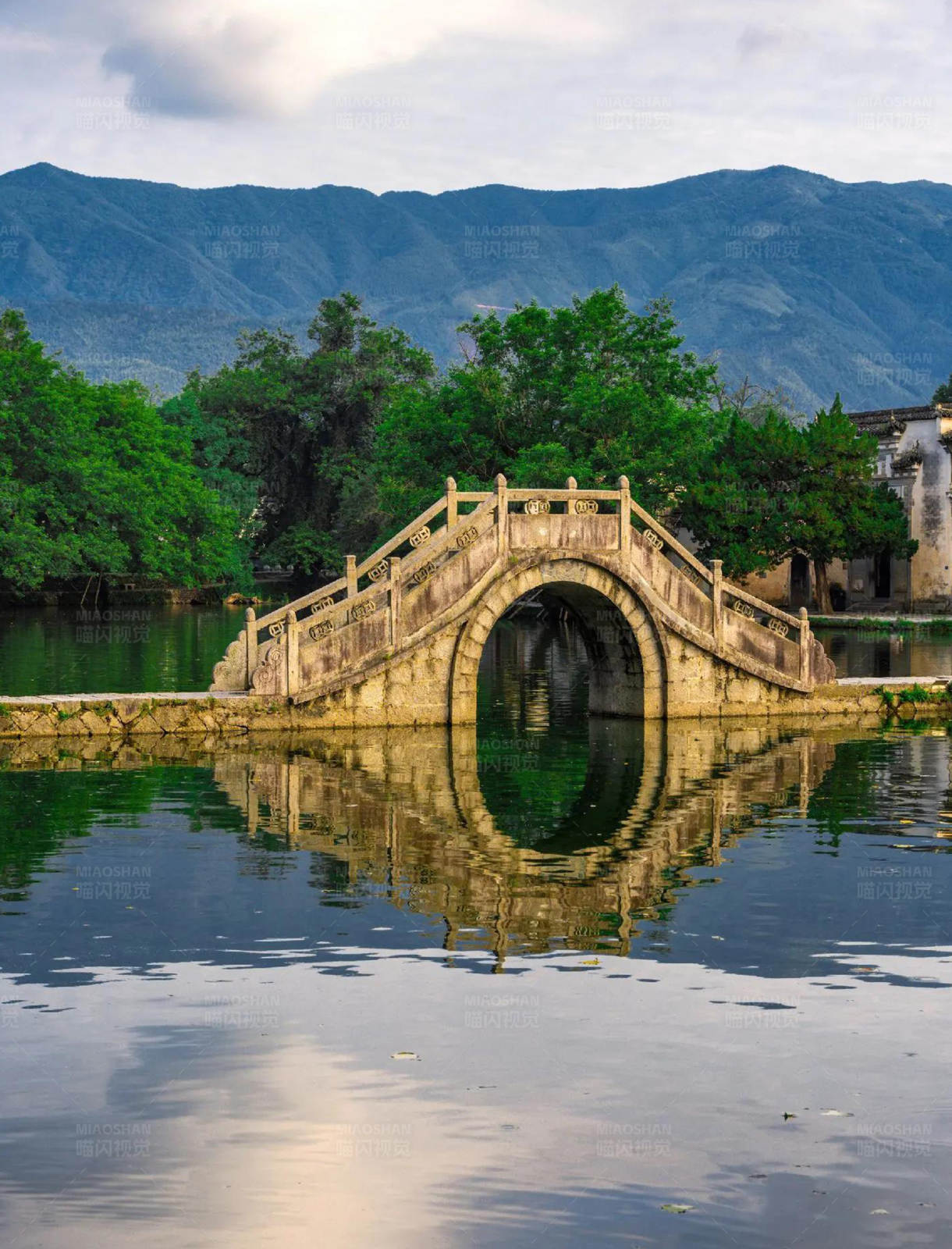 湖上古桥古建筑映山色图片