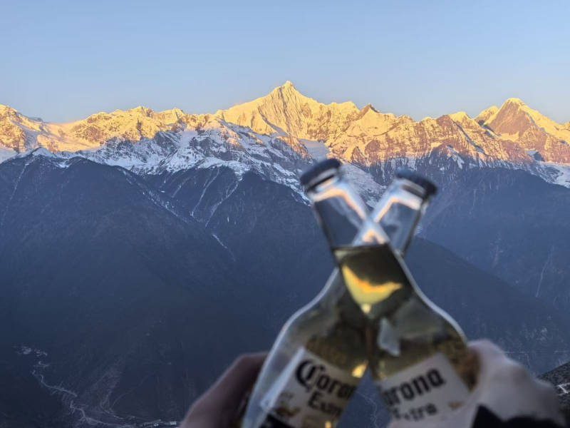 雪山下的啤酒庆祝时刻图片