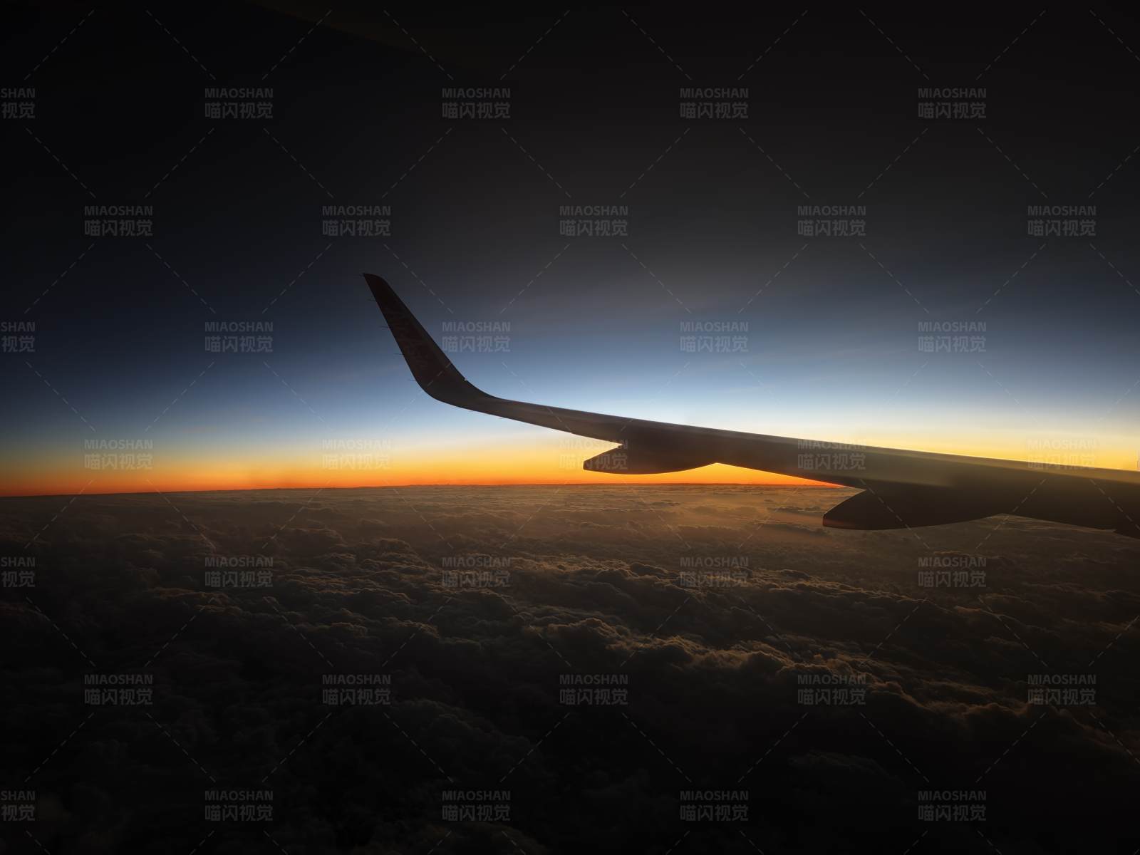 云端之上 日出初现图片