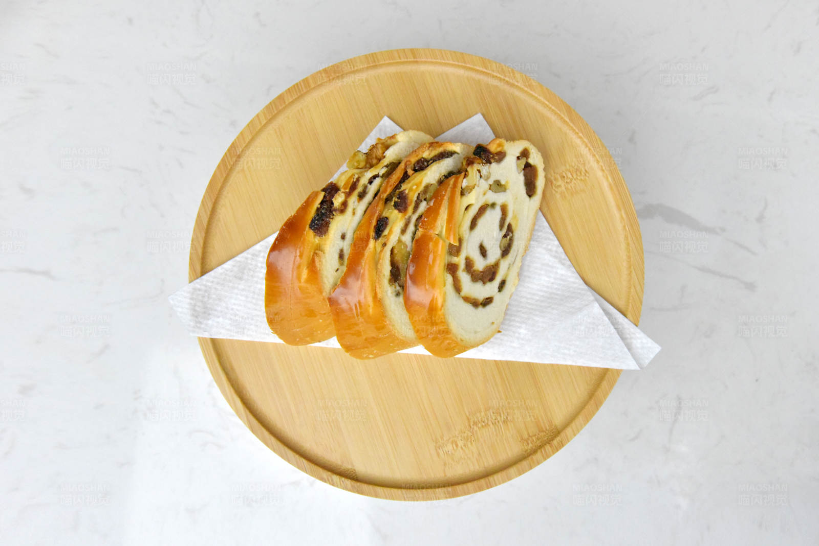 葡萄干面包卷图片