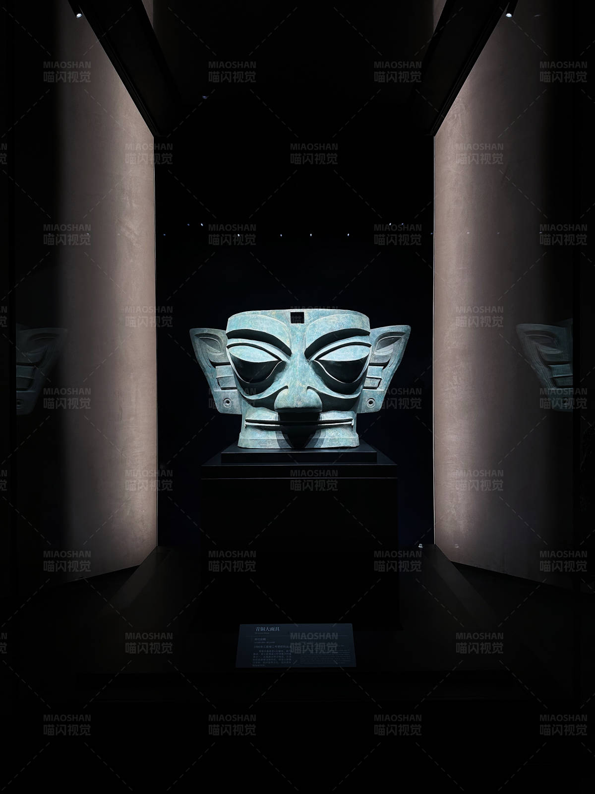 神秘青铜面具展示图片